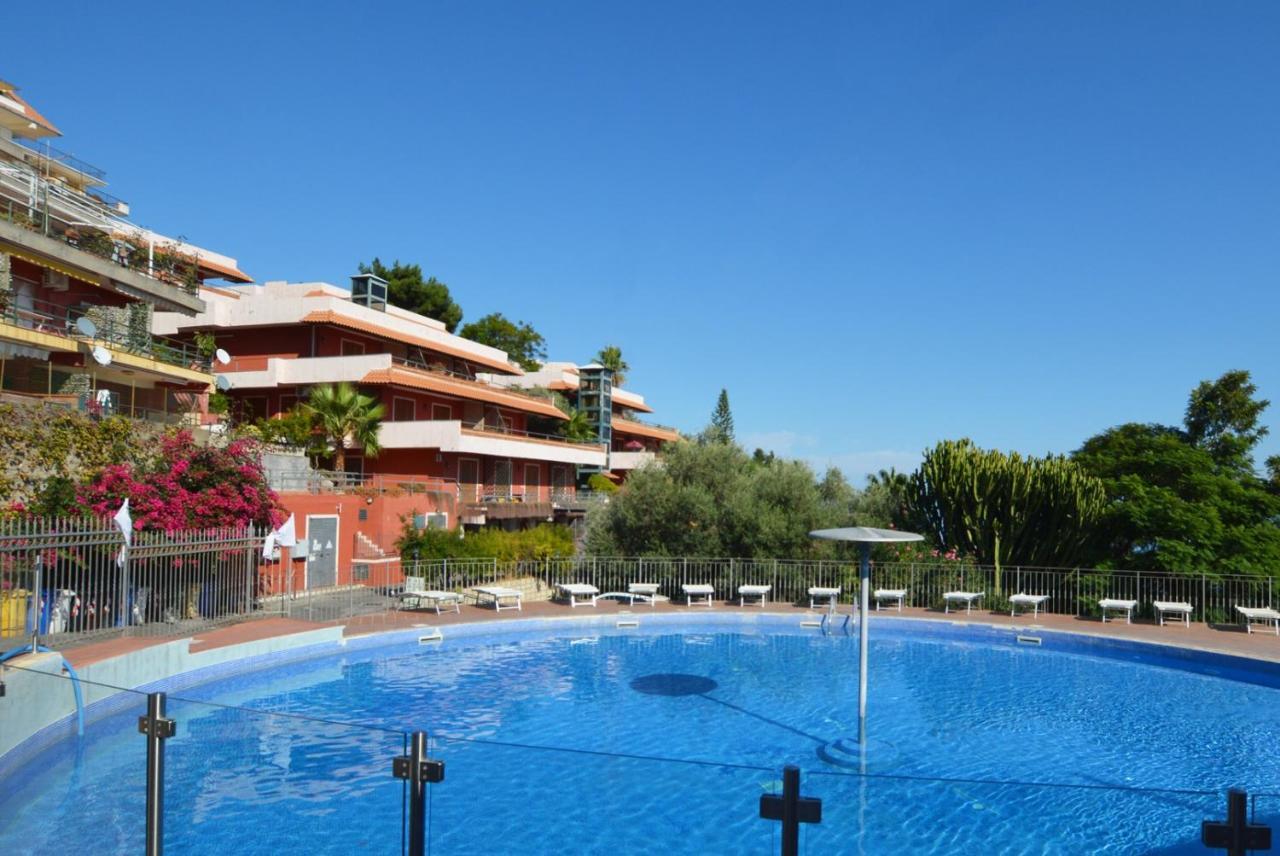 Hotiday Village Letojanni Taormina Bagian luar foto