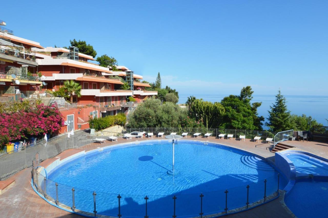 Hotiday Village Letojanni Taormina Bagian luar foto